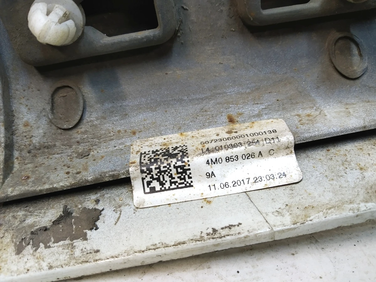 Розширювач колісної арки передній правий з пошкодженням Audi Q7 4M0853718A