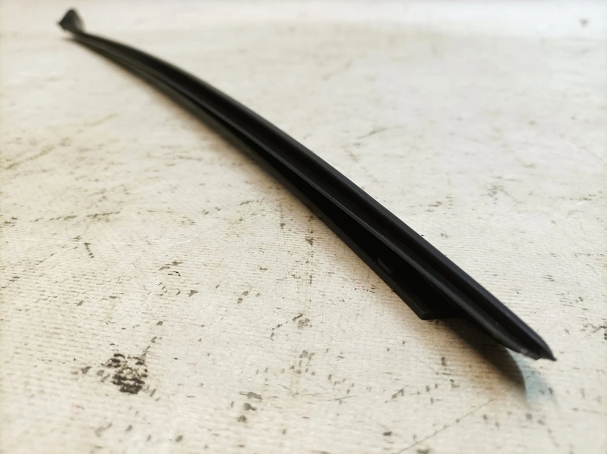 Планка водостоку вітрового скла права Audi Q7 4M0854328B