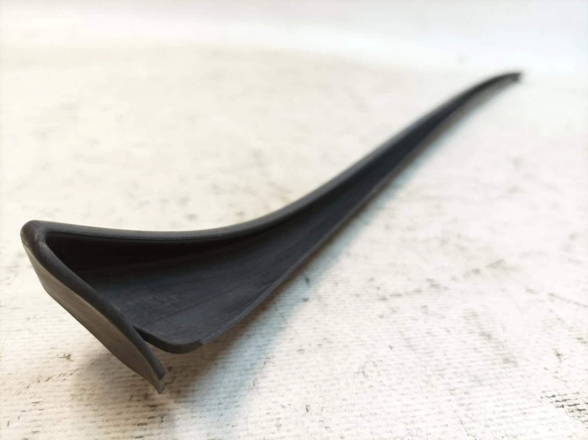 Планка водостоку вітрового скла права Audi Q7 4M0854328B