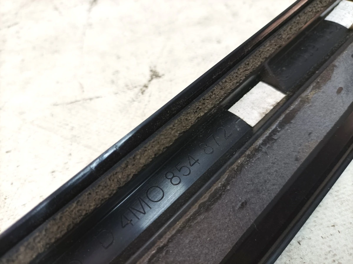 Спойлер крышки багажника правый Audi Q7 4M0854872A