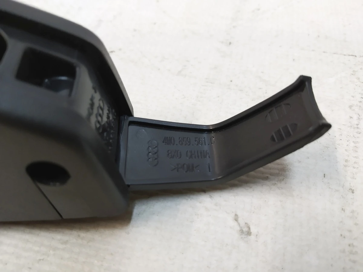 Кронштейн солнцезащитного козырька левый правый Audi Q7 4M0859561C