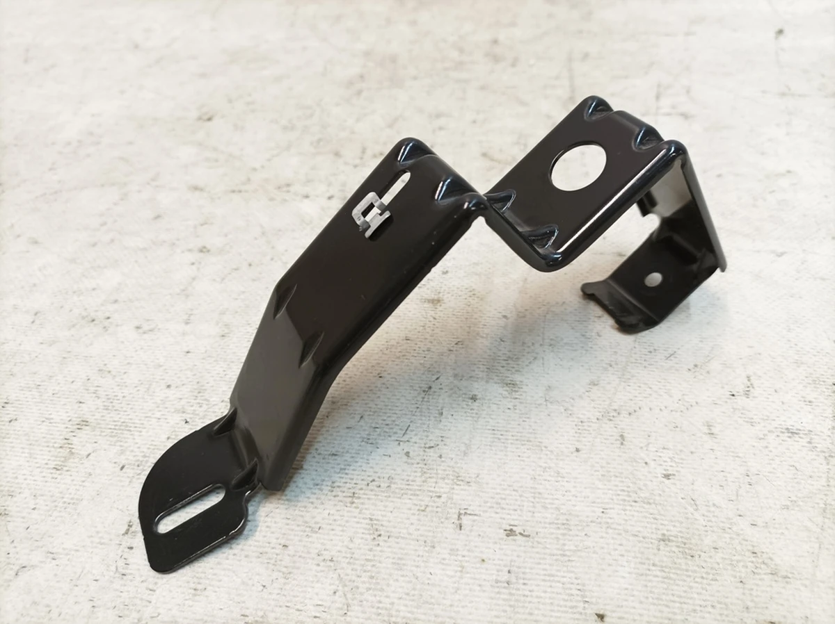 Кронштейн облицювання кріплення шторки багажного відсіку правий Audi Q7 4M0863254