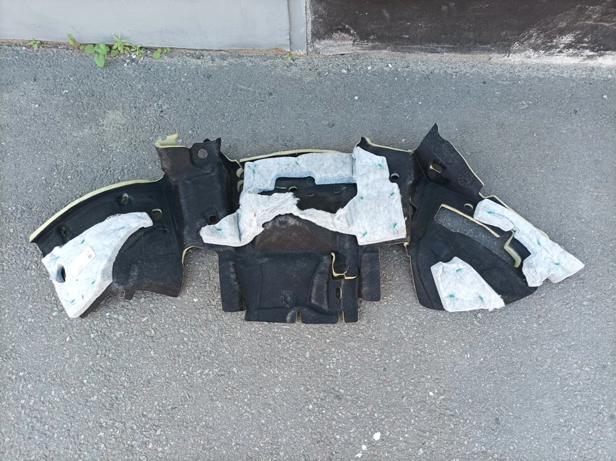 Шумоизоляция колёсной арки задней левой Audi Q7 4M0863813B