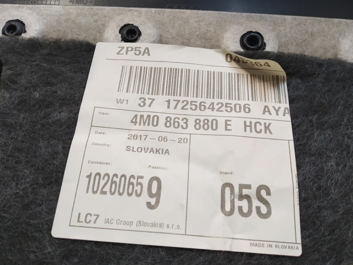 Оббивка багажного відсіку права Audi Q7 4M0863880E