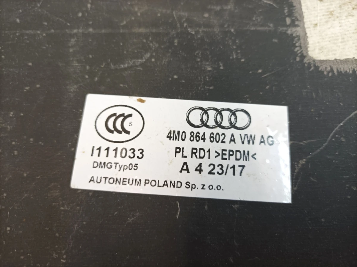 Шумоізоляція ніші запасного колеса передня права Audi Q7 4M0864602A