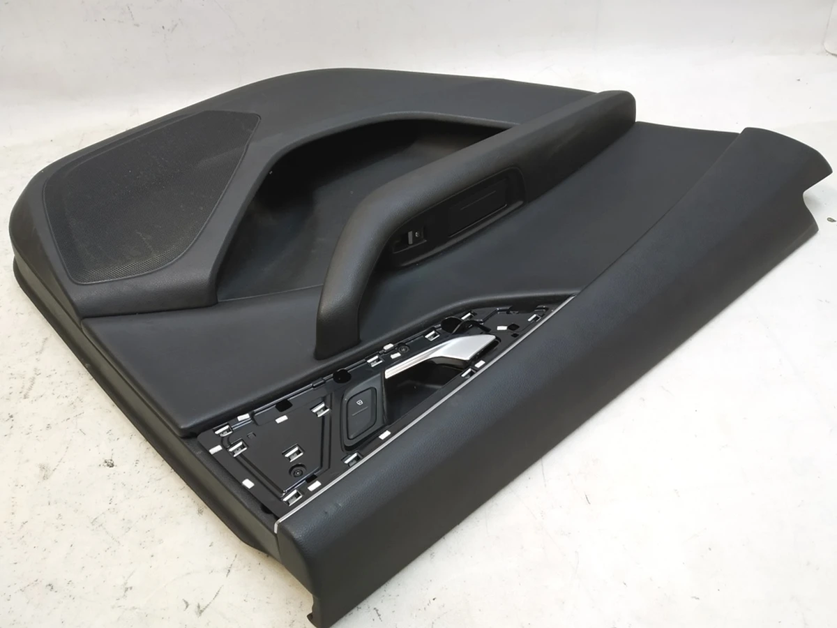 Карта дверей задньої лівої (штучна шкіра) у зборі без динаміка Audi Q7 4M0867303B