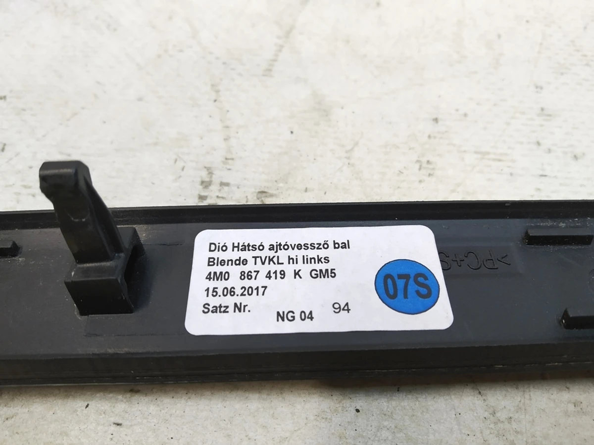 Декоративна вставка карти дверей задньої лівої GM5 Opex Audi Q7 4M0867419K