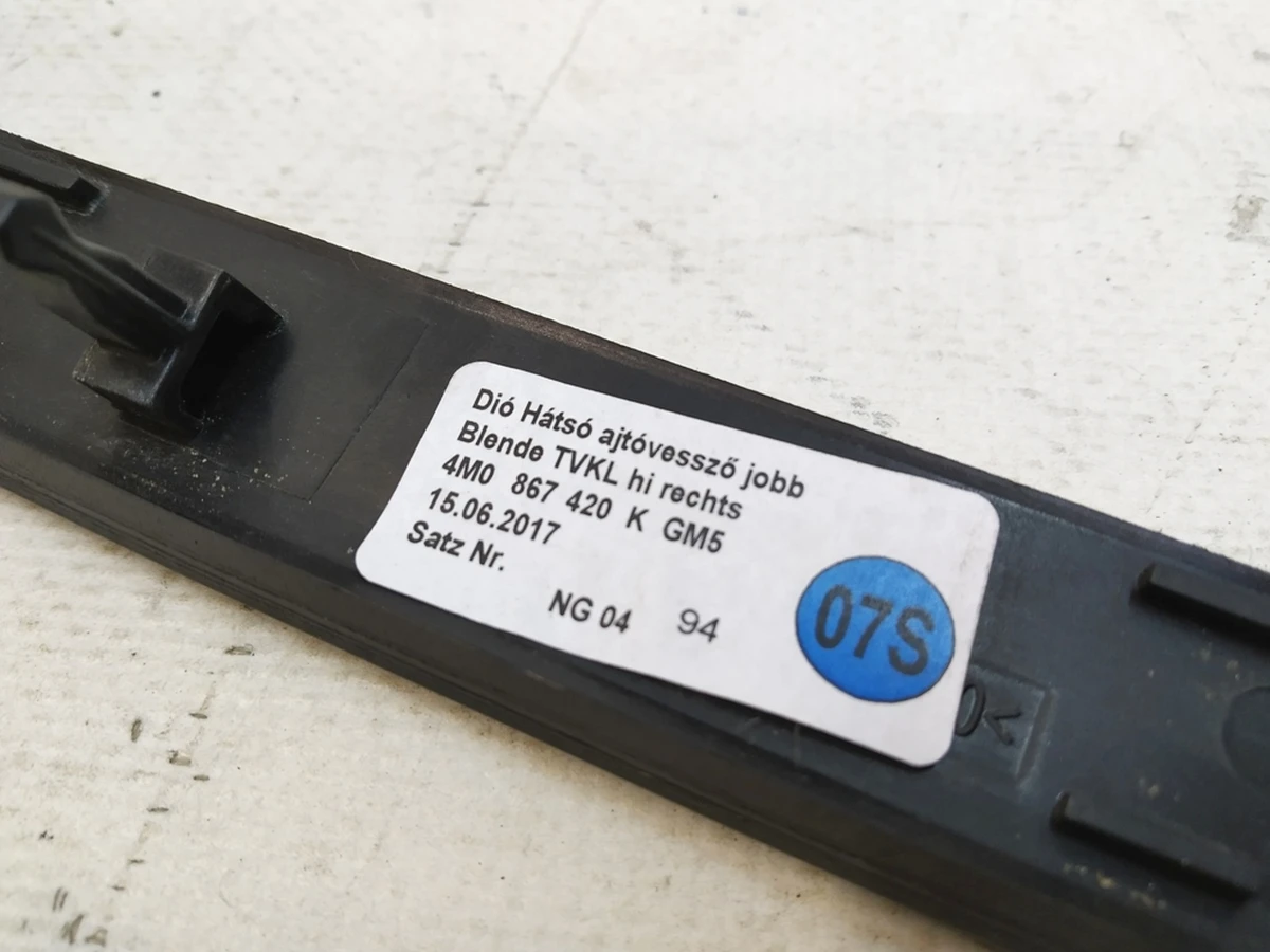 Декоративна вставка карти дверей задньої правої GM5 Opex Audi Q7 4M0867420K