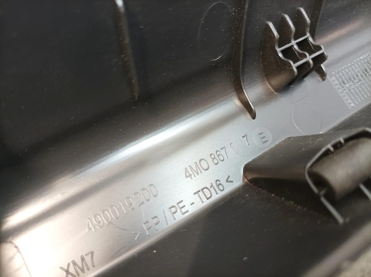 Облицювання кришки багажного відсіку ліва верхня 4PK Audi Q7 4M0867607E