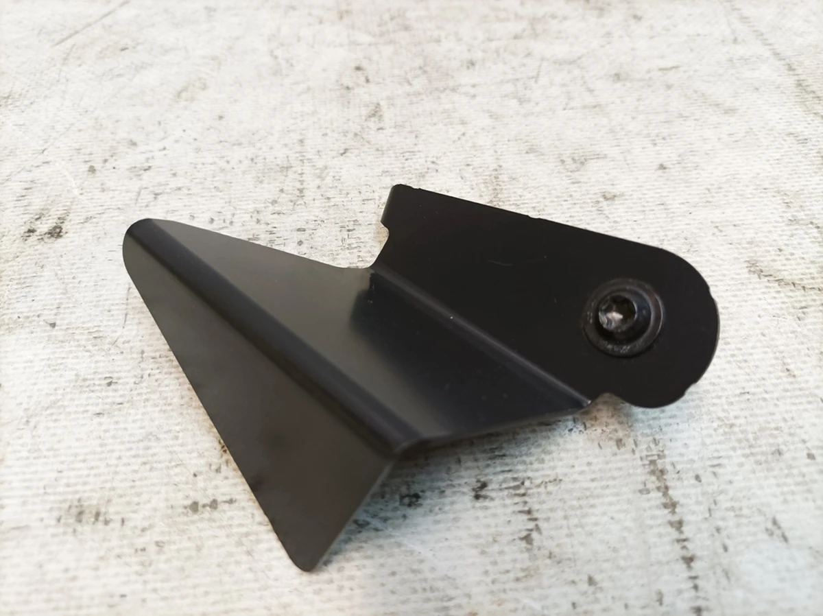 Кронштейн облицовки стойки D (деформирующийся элемент) левый Audi Q7 4M0880695