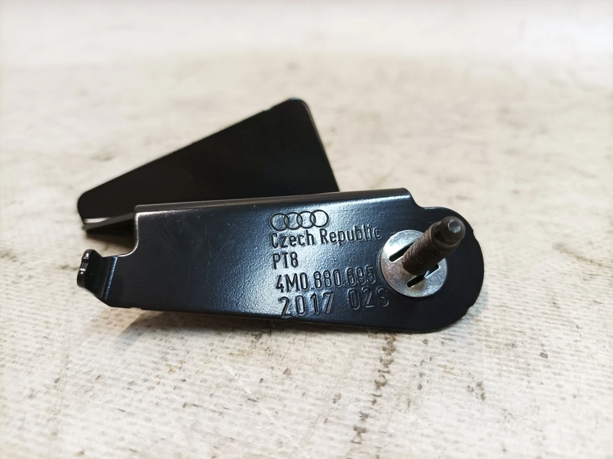 Кронштейн облицовки стойки D (деформирующийся элемент) левый Audi Q7 4M0880695