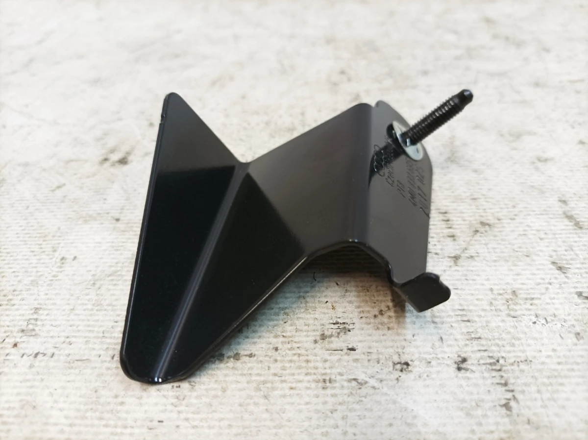 Кронштейн облицовки стойки D (деформирующийся элемент) левый Audi Q7 4M0880695