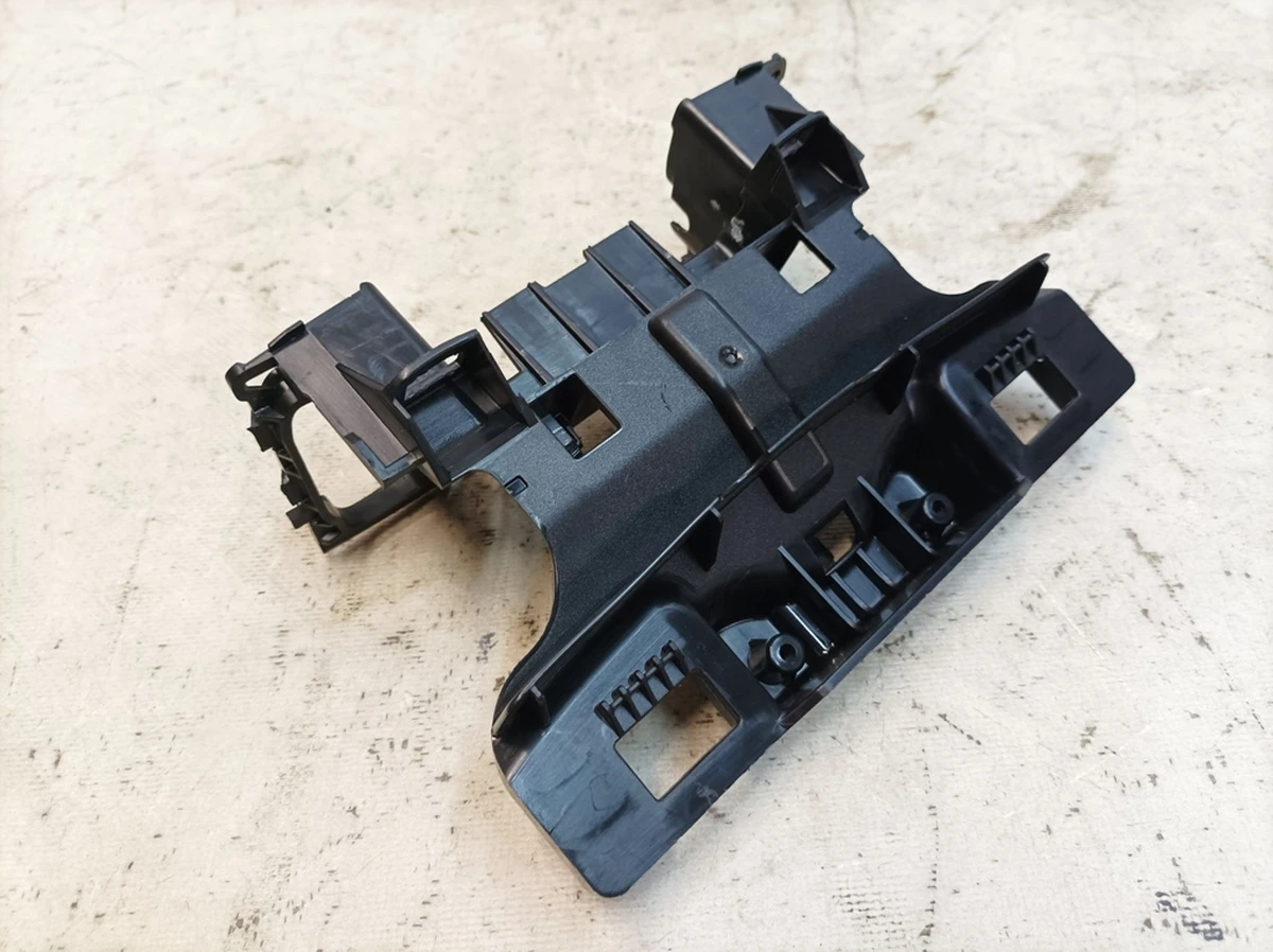 Кронштейн кріплення підголівника сидіння переднього правого лівого Audi Q7 4M0881627