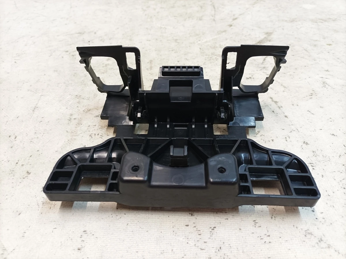 Кронштейн кріплення підголівника сидіння переднього правого лівого Audi Q7 4M0881627