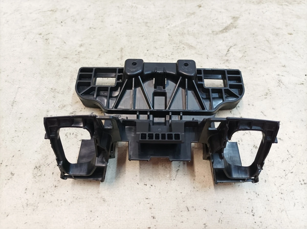 Кронштейн кріплення підголівника сидіння переднього правого лівого Audi Q7 4M0881627