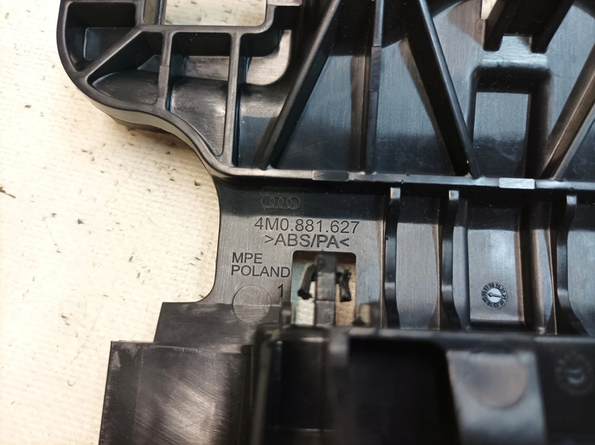 Кронштейн кріплення підголівника сидіння переднього правого лівого Audi Q7 4M0881627