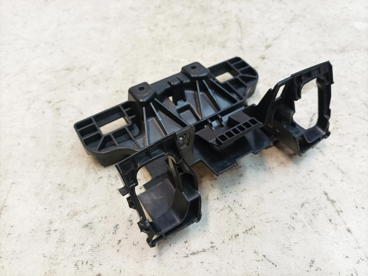 Кронштейн кріплення підголівника сидіння переднього правого лівого Audi Q7 4M0881627