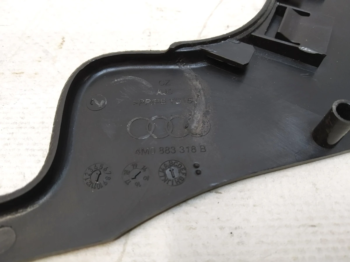 Облицювання каркаса сидіння другого ряду внутрішнє Audi Q7 4M0883318B