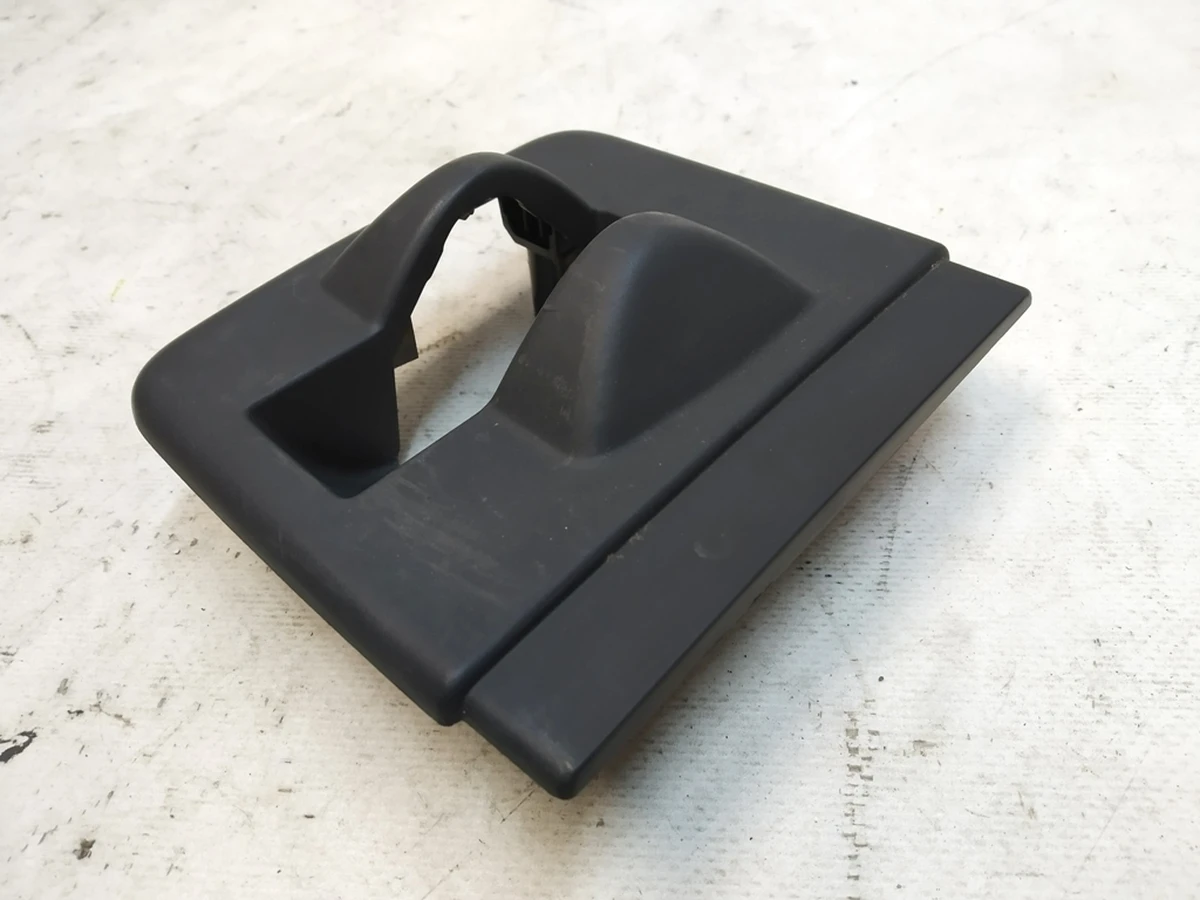 Накладка стопорного кронштейна внутренняя Audi Q7 4M0883689B