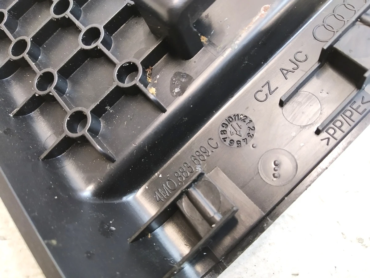 Накладка каркаса сиденья второго ряда внутреняя передняя Audi Q7 4M0883689C