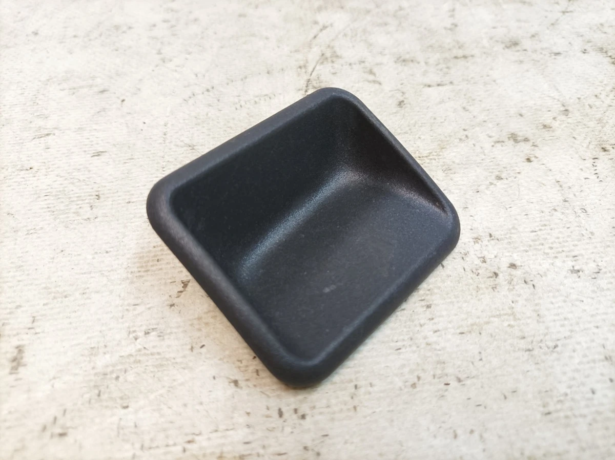 Заглушка кузовна стійка А ліва Audi Q7 4M0899181