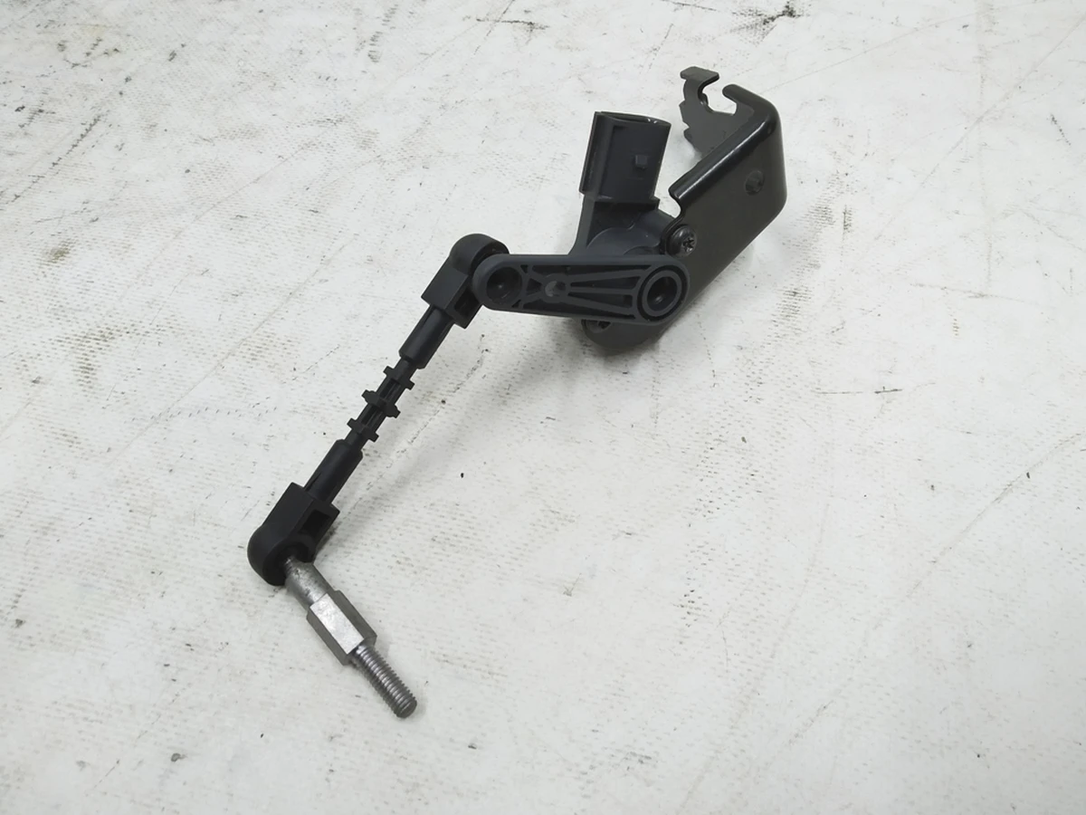 Датчик дорожного просвета c кронштейном левый Audi E-tron 4M0941285D