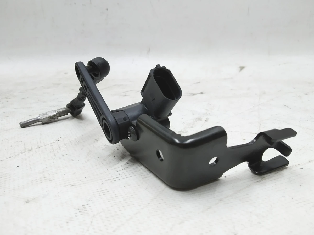 Датчик дорожного просвета c кронштейном левый Audi E-tron 4M0941285D