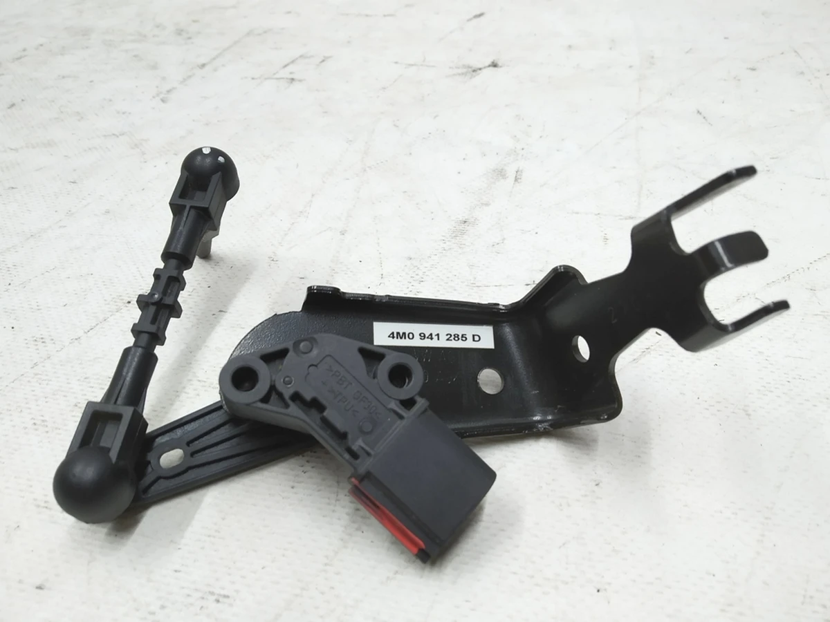 Датчик дорожного просвета c кронштейном левый Audi E-tron 4M0941285D