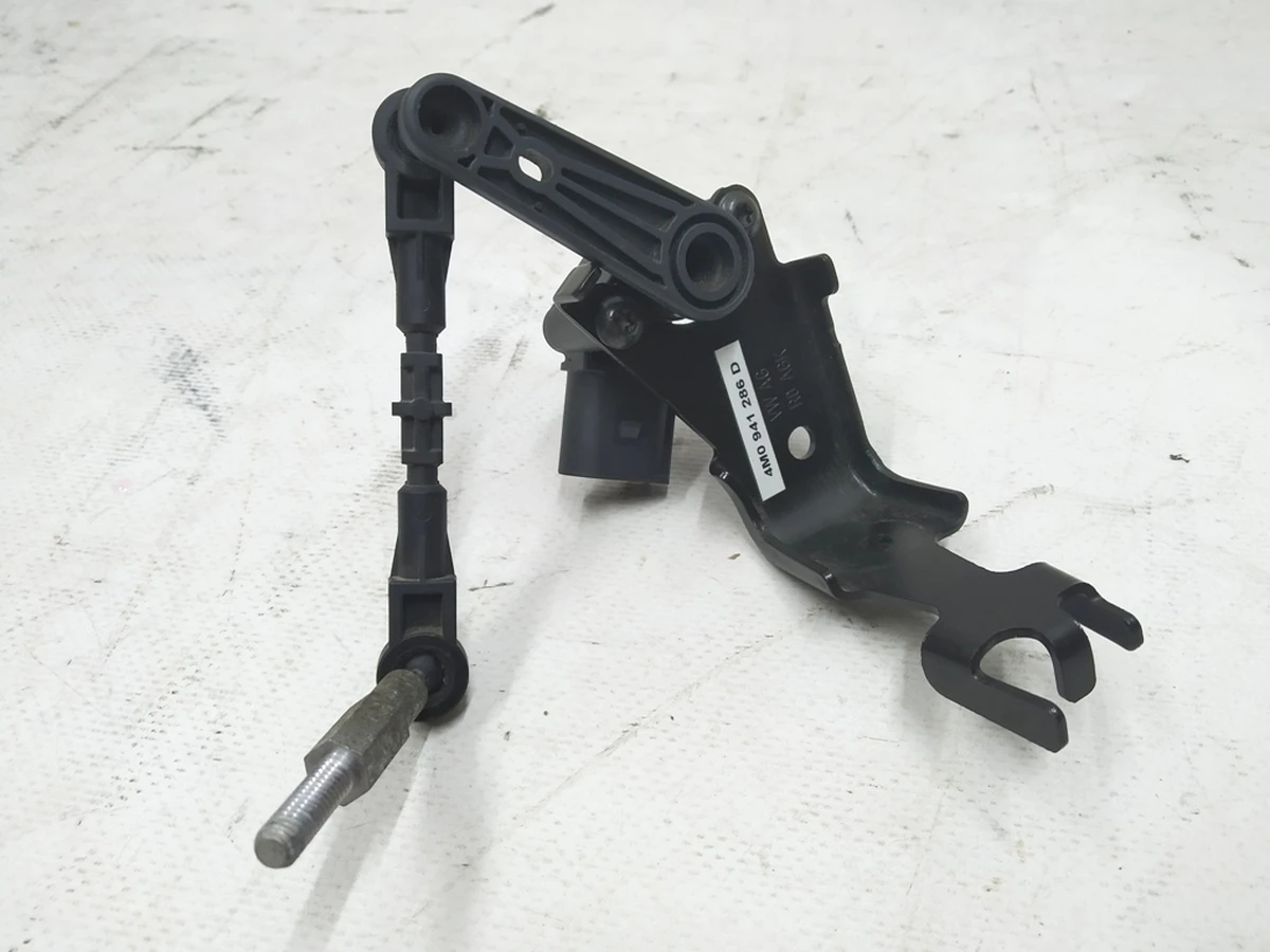 Датчик дорожного просвета c кронштейном правый Audi E-tron 4M0941286D