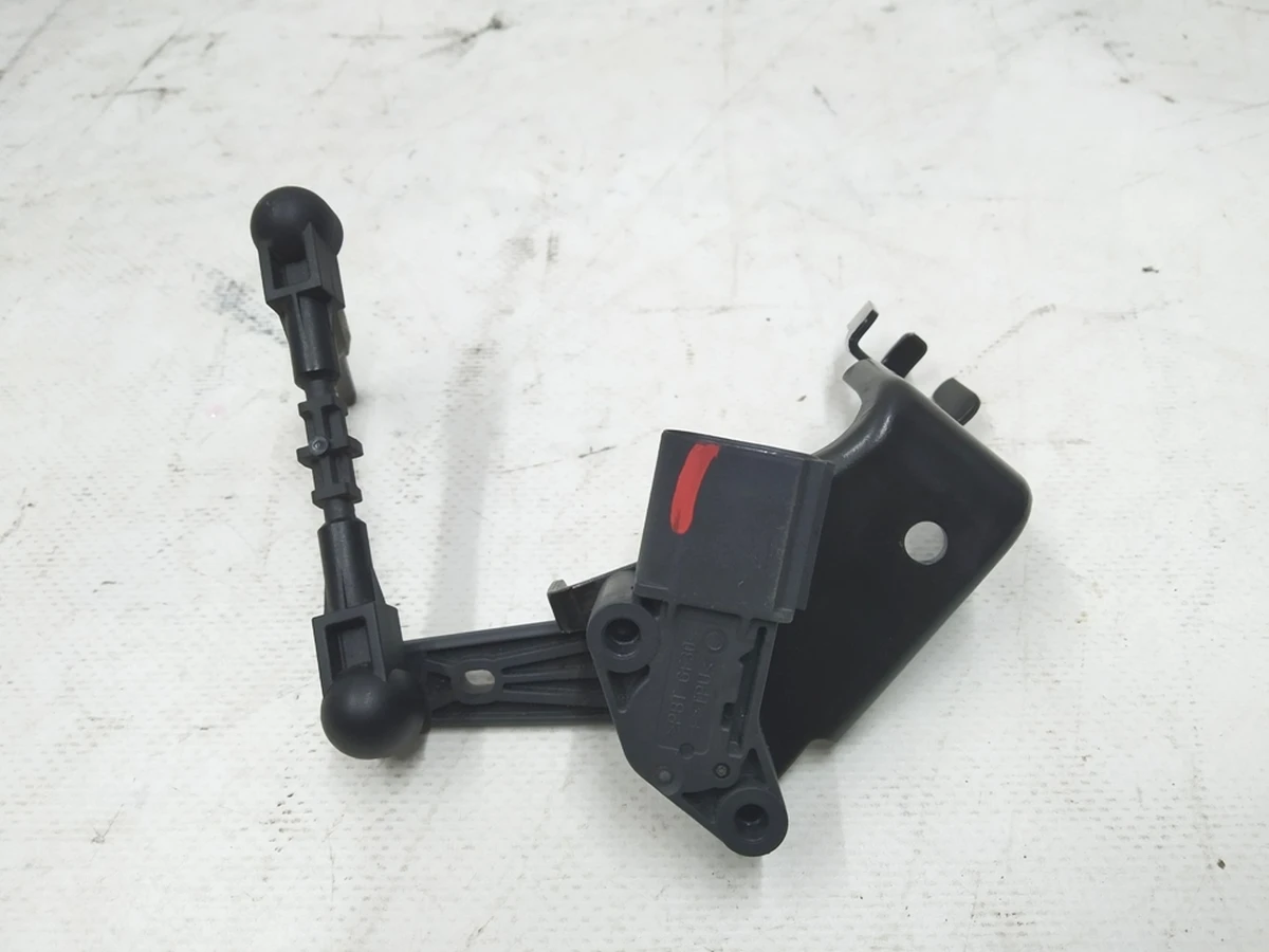 Датчик дорожного просвета c кронштейном правый Audi E-tron 4M0941286D