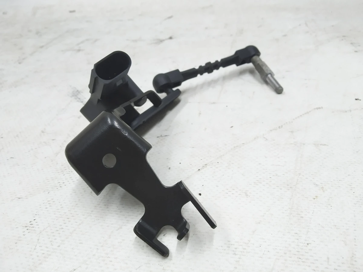 Датчик дорожного просвета c кронштейном правый Audi E-tron 4M0941286D