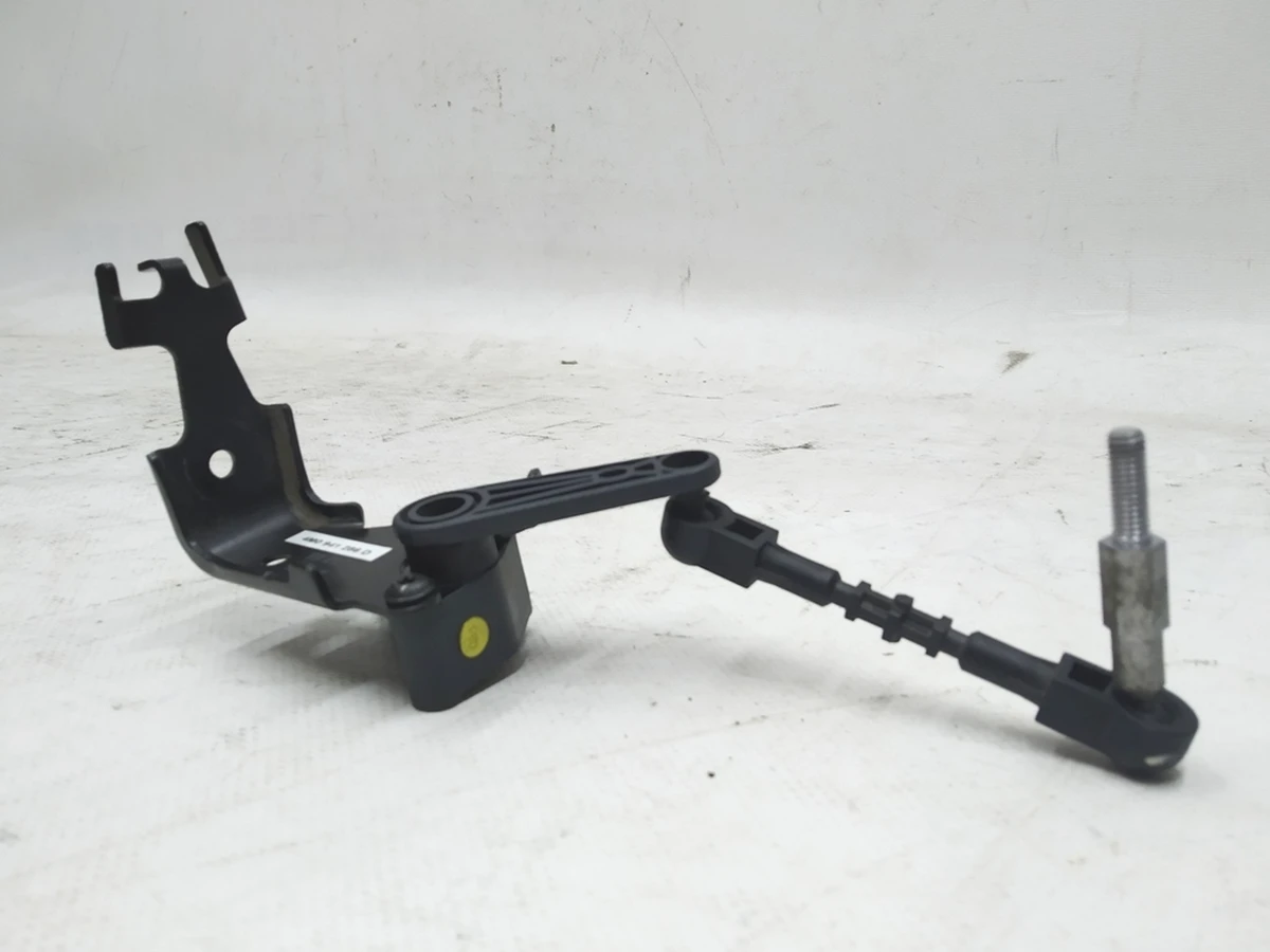 Датчик дорожного просвета c кронштейном правый Audi E-tron 4M0941286D