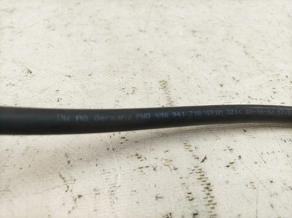 Шланг вентиляции фары правой Audi Q7 4M0941718