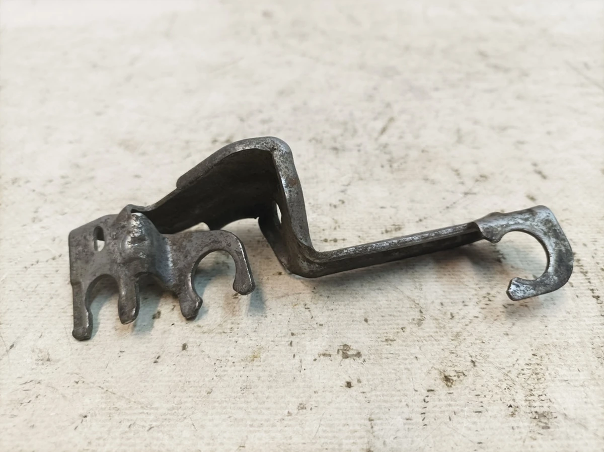 Кронштейн кріплення задній лівий Audi Q7 4M0971845AR