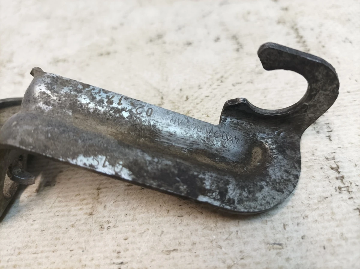 Кронштейн кріплення задній лівий Audi Q7 4M0971845AR