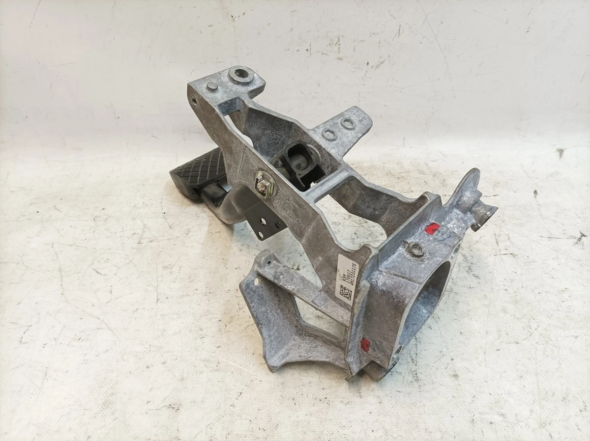 Кронштейн опорный педального узла с педалью томоза в сборе Audi Q7 4M1723117B