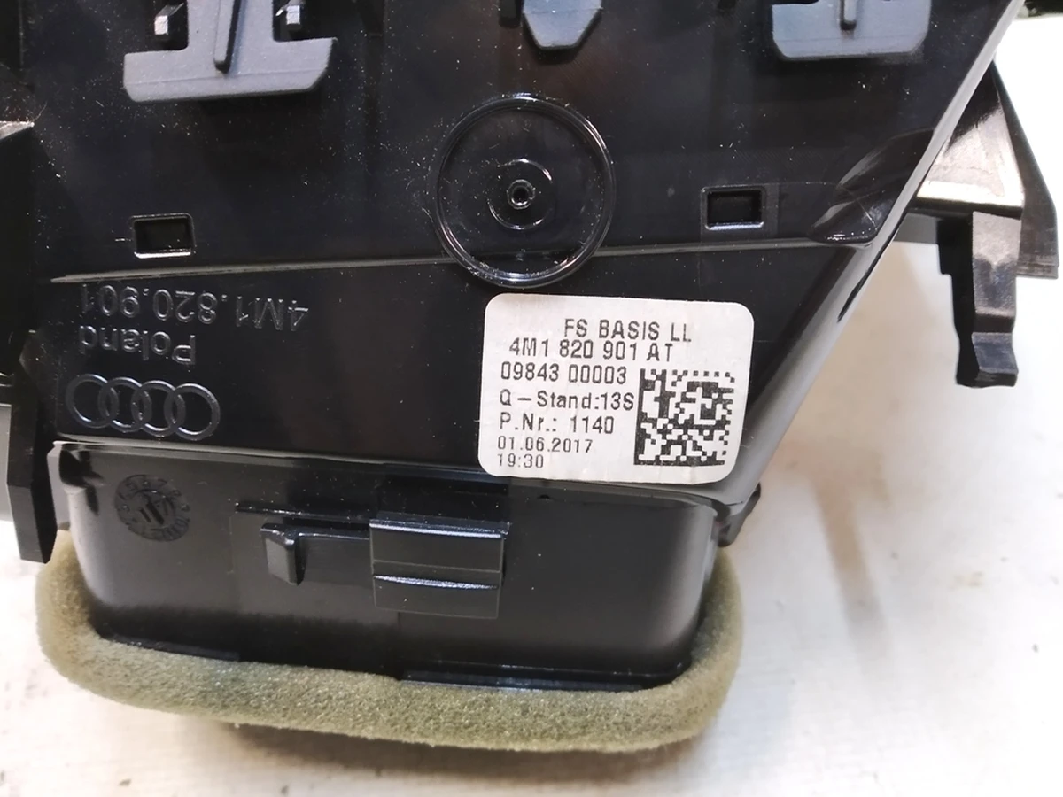 Front panel deflector (torpedo) left Audi Q7 4M1820901AT