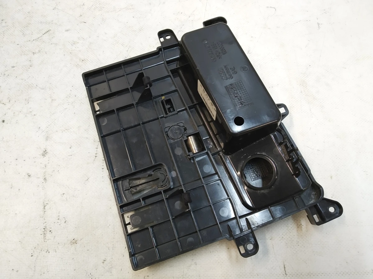 Попільничка центральної консолі в зборі Audi Q7 4M1863273B