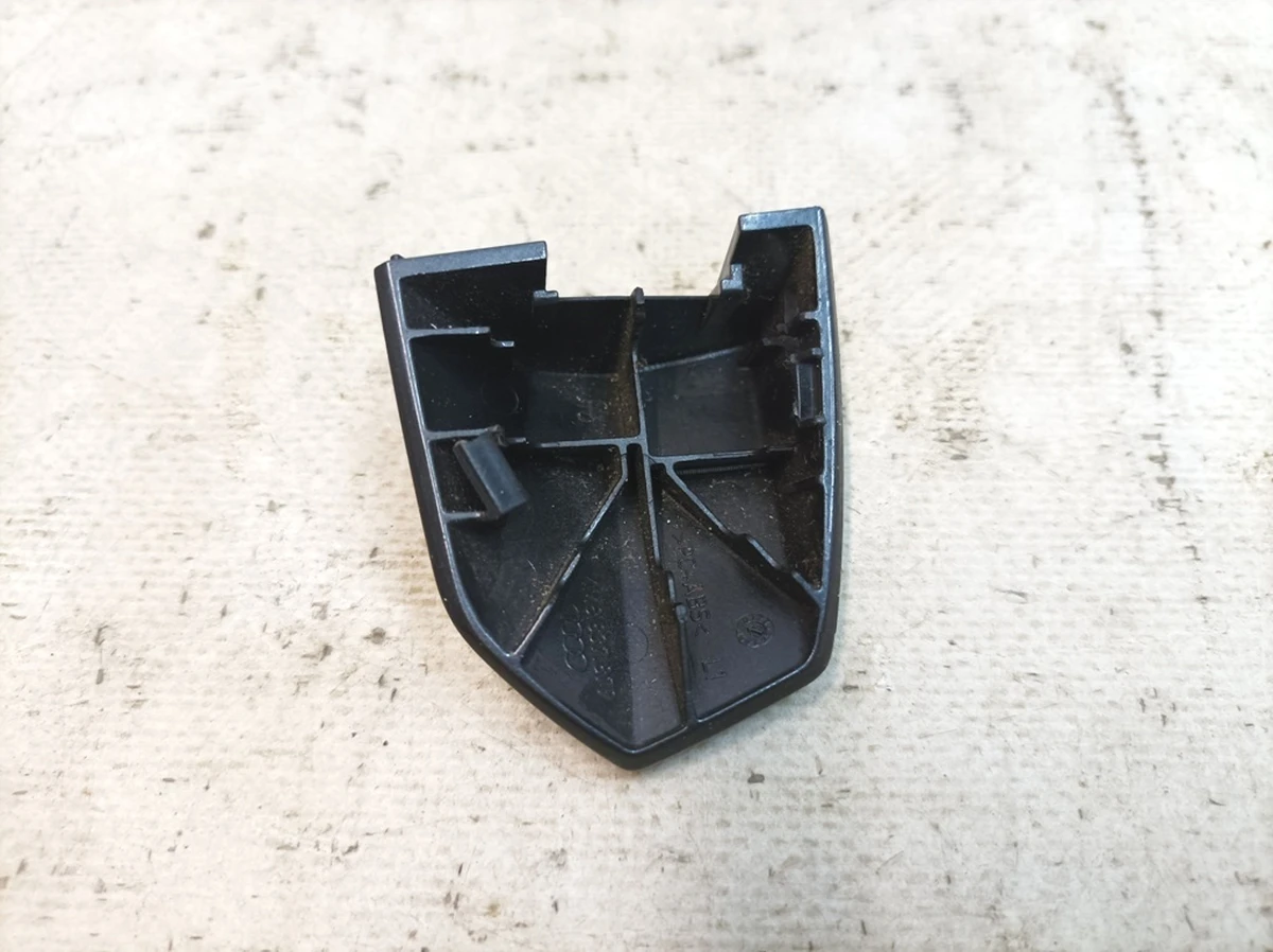 Ковпачок знімний ручки зовнішніх дверей передніх задніх лівих з пошкодженням LX7L Audi E-tron 4M8837879