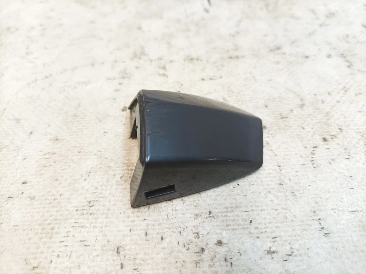 Ковпачок знімний ручки зовнішніх дверей передніх задніх лівих з пошкодженням LX7L Audi E-tron 4M8837879