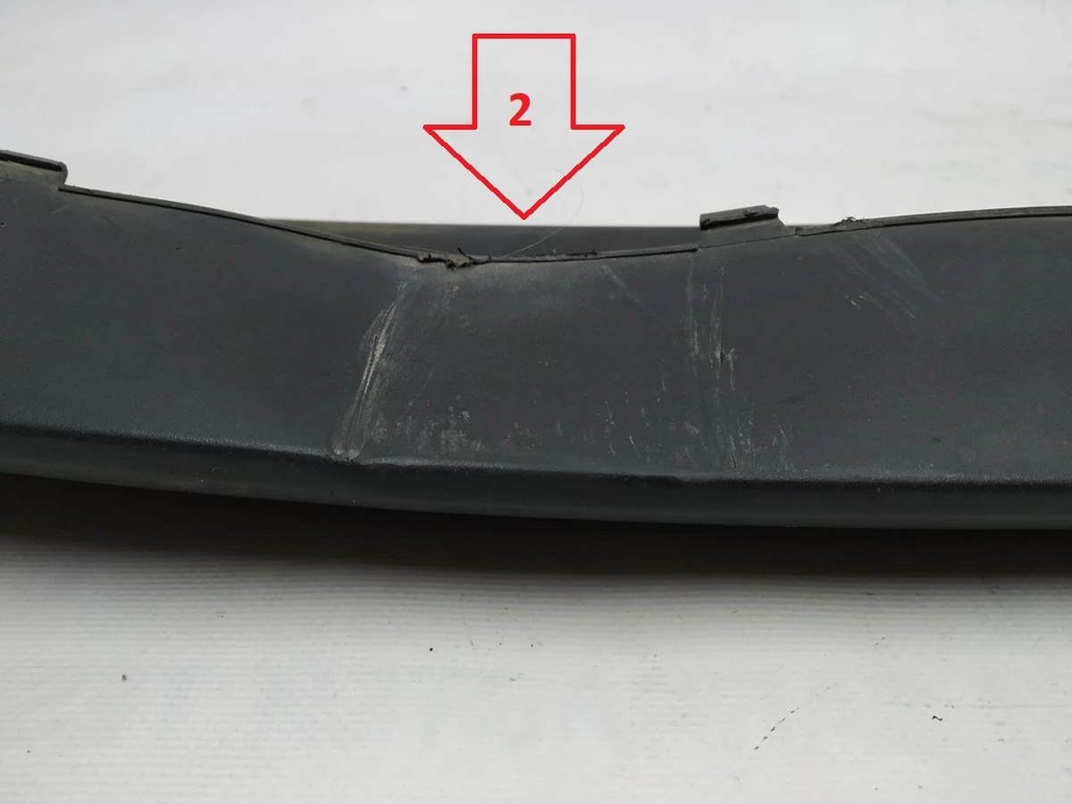 Накладка бампера переднього нижня (губа) з ушкодженнями BMW i3 51117296817