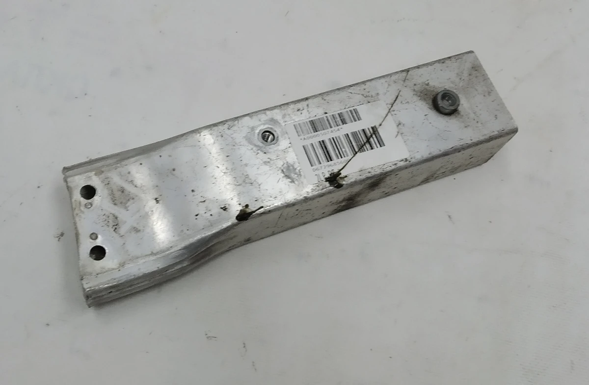 Деформуємий елемент (стакан) основного підсилювача бампера переднього нижній правий BMW I3 51117296856