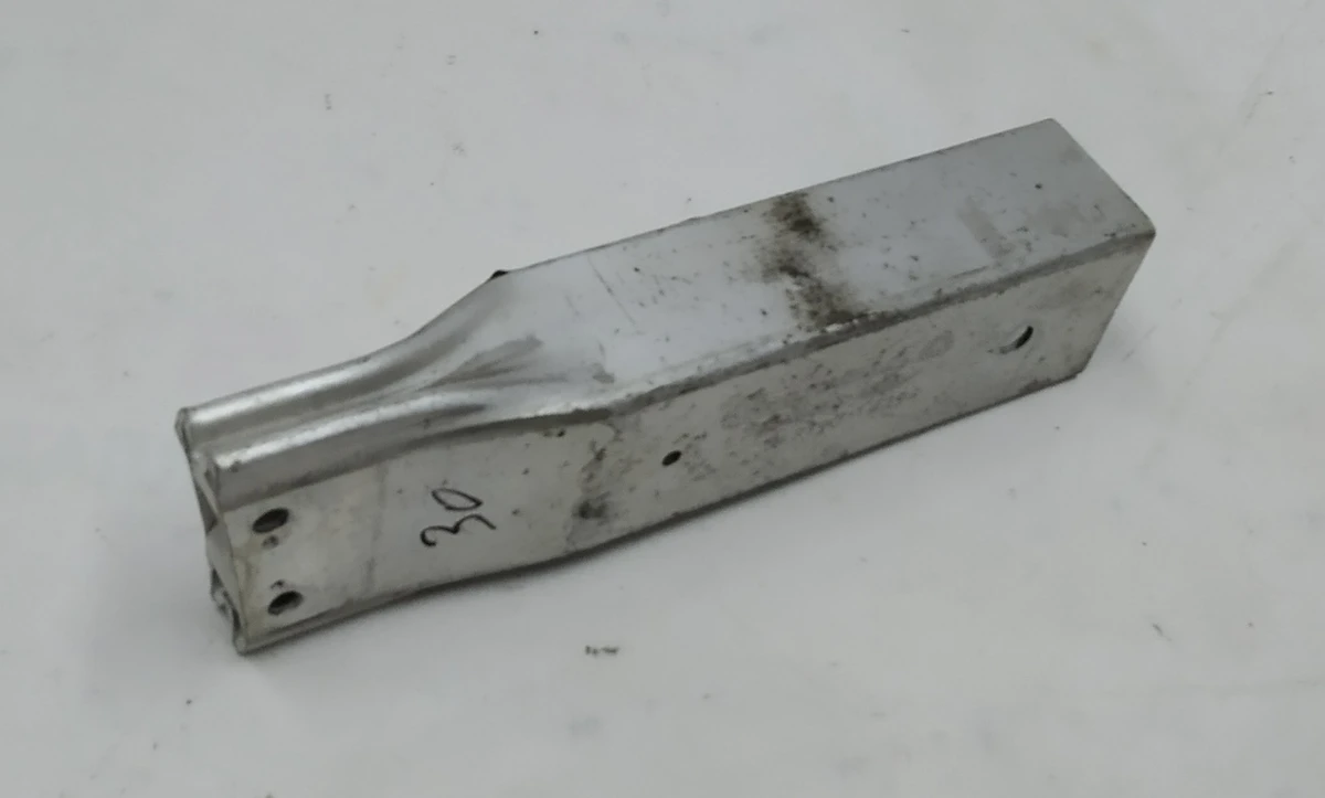 Деформуємий елемент (стакан) основного підсилювача бампера переднього нижній правий BMW I3 51117296856