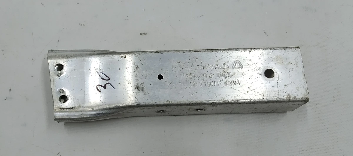 Деформуємий елемент (стакан) основного підсилювача бампера переднього нижній правий BMW I3 51117296856