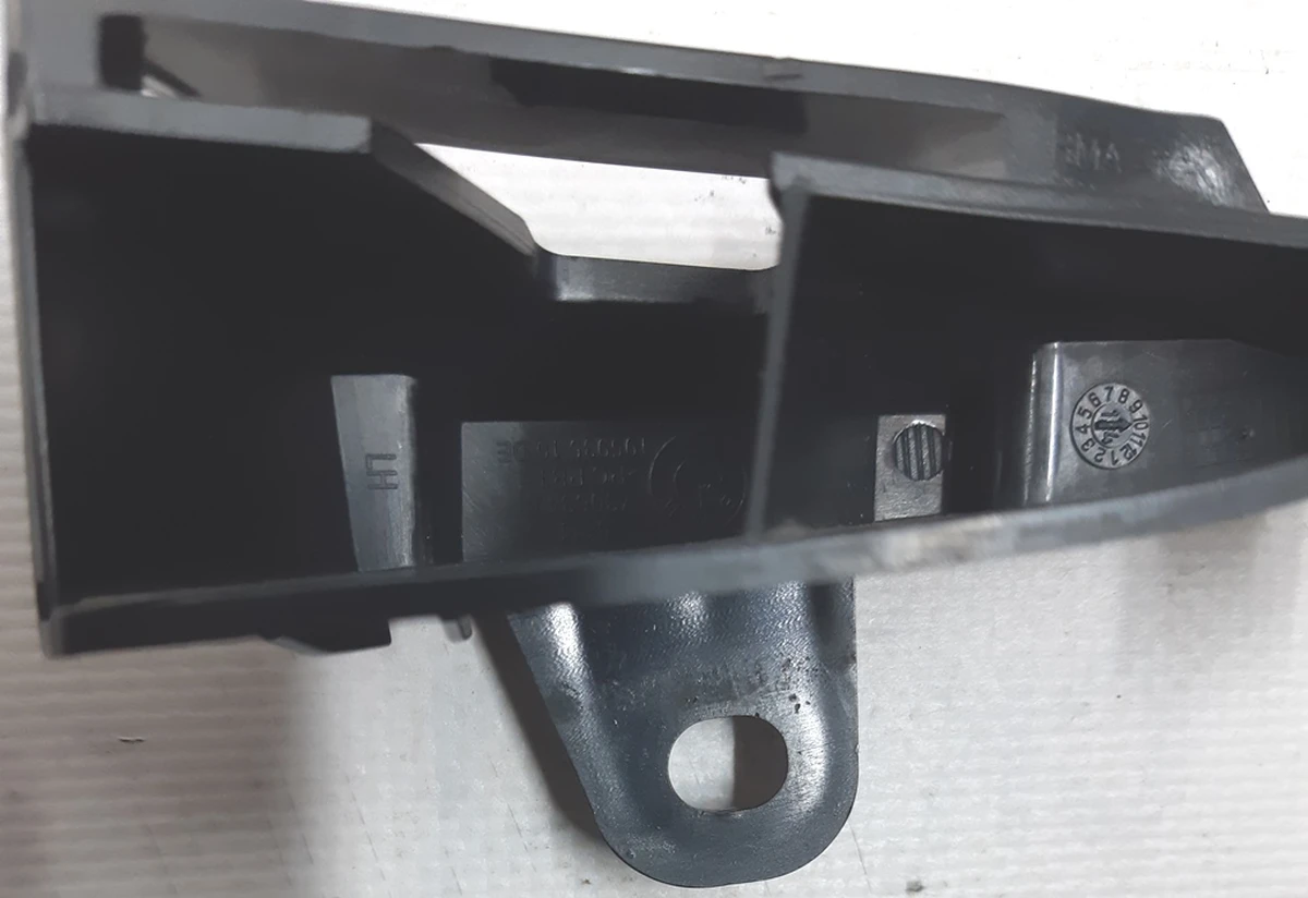 Кронштейн бампера передній лівий BMW i3 51117306347