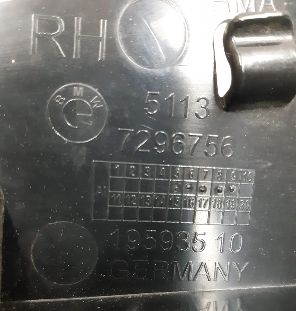 Кронштейн крила заднього правого вертикальний передній BMW i3 51137296756