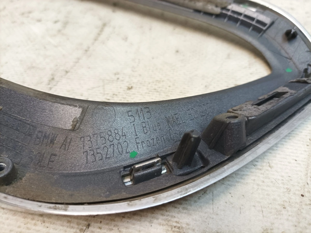 Накладка декоративная решетки передняя правая Frozen Grey BMW I3 51137352702