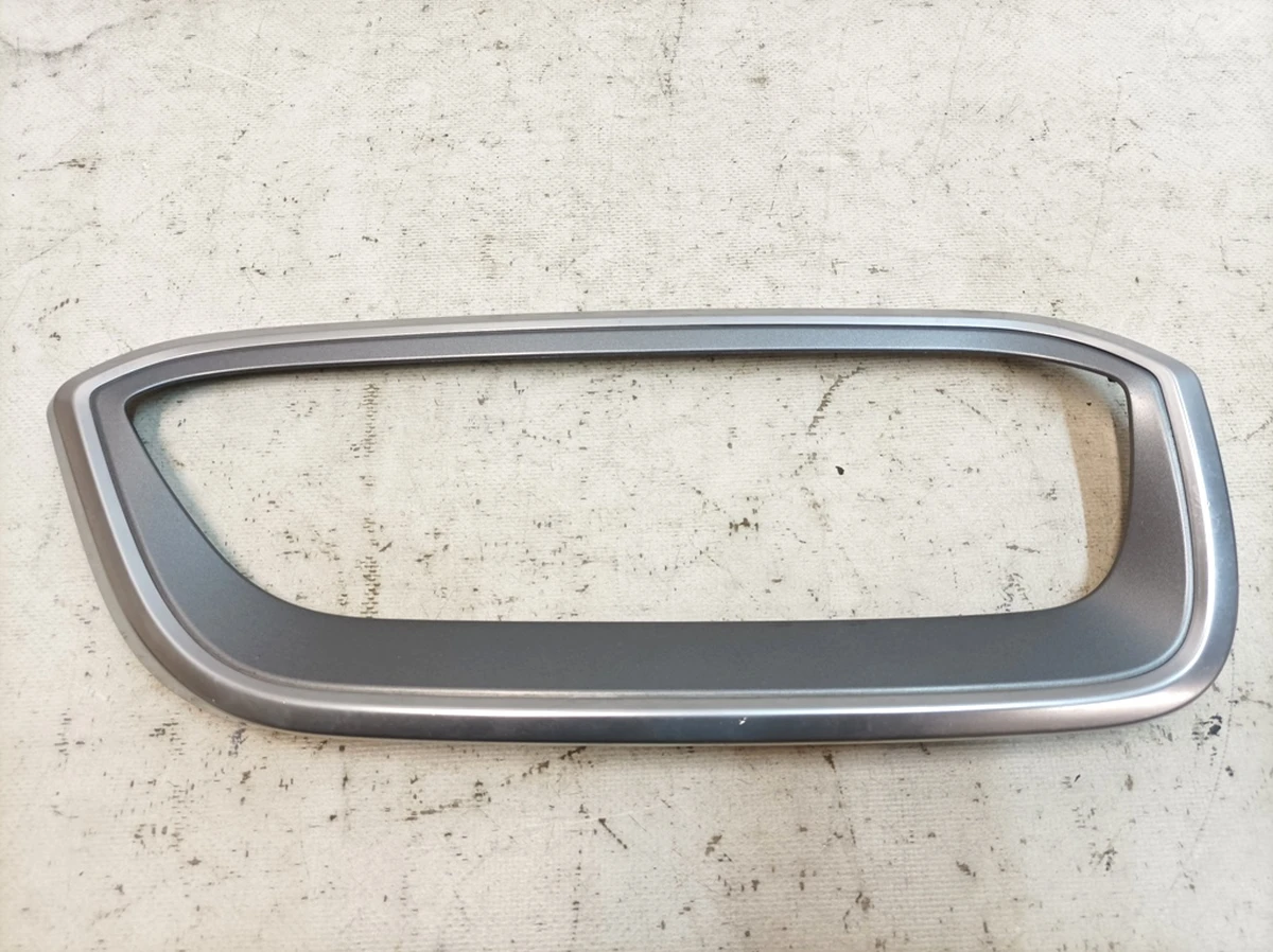 Накладка декоративная решетки передняя правая Frozen Grey BMW I3 51137352702