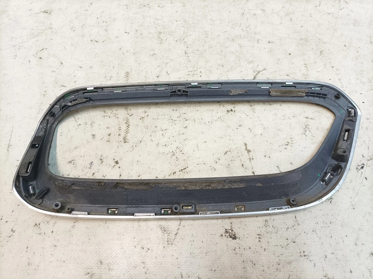 Накладка декоративная решетки передняя правая Frozen Grey BMW I3 51137352702