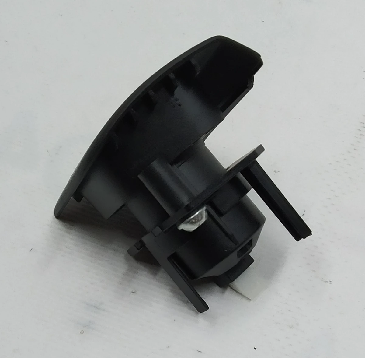 Кнопка открытия/закрытия бардачка (перчаточного ящика) в сборе с личинкой замка и кронштейном крепления BMW I3 51169284991